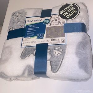 🎮✨ Your Zone Velvet Plush Glow-in-the-Dark Throw Blanket